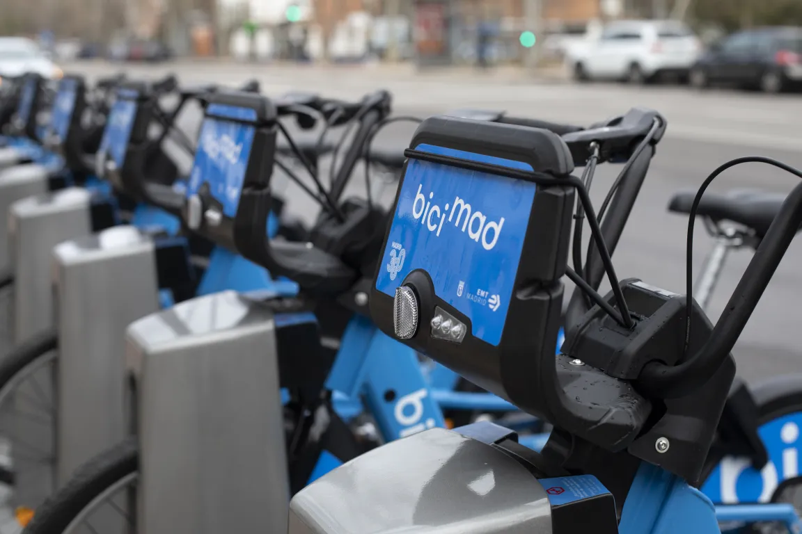 Bicis situadas en una estación en calle